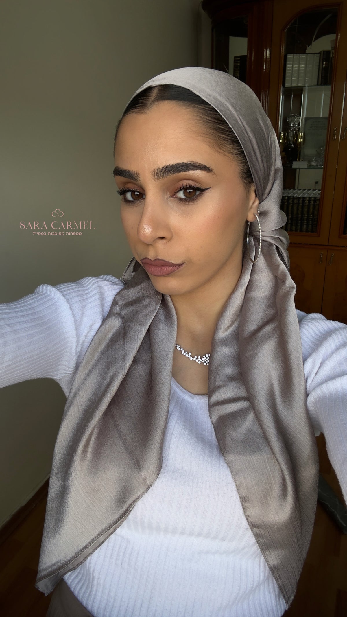 מרובעת סאטן-אפור